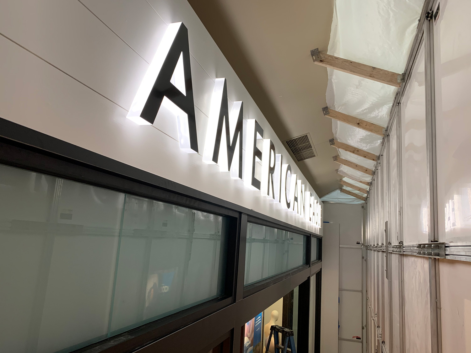halo-lit-individual-letter-sign-americaneagle-alderwood-mall-lynnwood-wa